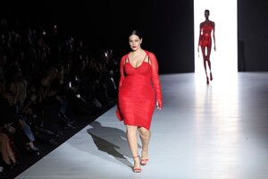 ashley-graham-walks-runway-at-dolce-gabbana-fashion-show-in-milan-02-25-2023-4.jpg