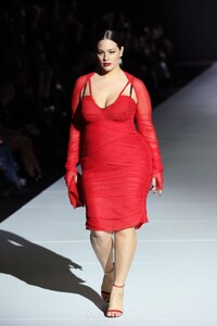 ashley-graham-walks-runway-at-dolce-gabbana-fashion-show-in-milan-02-25-2023-6.jpg