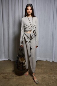 backstage-defile-altuzarra-printemps-ete-2022-new-york-coulisses-39.thumb.jpg.06b24162ba846cb1320cb66ce23b1566.jpg