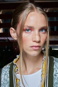 backstage-defile-anna-sui-printemps-ete-2022-new-york-coulisses-1.thumb.jpg.9589ad59d71b7eef1f0dac92bcd4f890.jpg