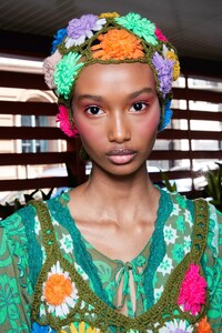 backstage-defile-anna-sui-printemps-ete-2022-new-york-coulisses-119.thumb.jpg.d4426f812dcdfaca2bdb965a1a9a8699.jpg