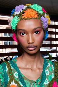 backstage-defile-anna-sui-printemps-ete-2022-new-york-coulisses-120.thumb.jpg.b6e37f6a3d94b8297e02e9010cbd4e9f.jpg
