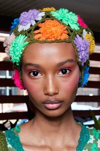 backstage-defile-anna-sui-printemps-ete-2022-new-york-coulisses-121.thumb.jpg.75cf086ebb33c1b5f9108d3af58e9a4f.jpg