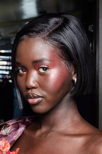 backstage-defile-anna-sui-printemps-ete-2022-new-york-coulisses-127.thumb.jpg.eede1d17c2b54b29a7d9b230c84e817a.jpg