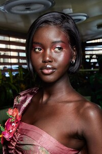 backstage-defile-anna-sui-printemps-ete-2022-new-york-coulisses-131.thumb.jpg.7dcc9f4b5835f0033801444237779c07.jpg