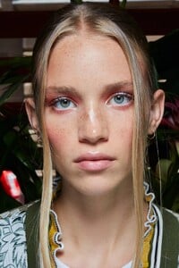 backstage-defile-anna-sui-printemps-ete-2022-new-york-coulisses-2.thumb.jpg.31ea9b7b8ed1d8f581c08d121a9bf35c.jpg