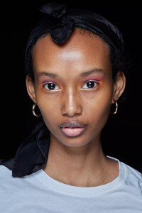 backstage-defile-anna-sui-printemps-ete-2022-new-york-coulisses-21.thumb.jpg.dee1d7a523859866bad3d249c9132d12.jpg