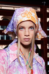 backstage-defile-anna-sui-printemps-ete-2022-new-york-coulisses-65.thumb.jpg.1da6e2cdb61b2a2525a546dd49ea312a.jpg
