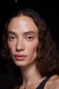 backstage-defile-brandon-maxwell-printemps-ete-2022-new-york-coulisses-13.thumb.jpg.5318675841bd915f6c4df1a222721051.jpg