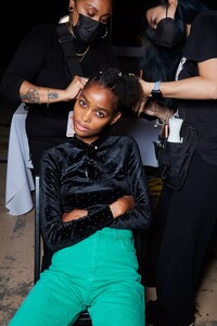 backstage-defile-brandon-maxwell-printemps-ete-2022-new-york-coulisses-8.thumb.jpg.7add1bf941c21a4ab10fe230ae5d7404.jpg