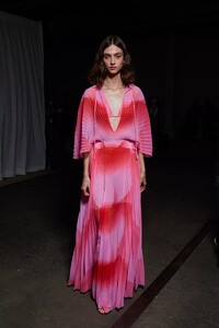 backstage-defile-brandon-maxwell-printemps-ete-2022-new-york-coulisses-90.thumb.jpg.fe4ed53a3153e52c27d5715e74953c33.jpg