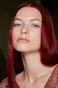 backstage-defile-coperni-printemps-ete-2022-paris-coulisses-11.thumb.jpg.83317fde73ca94d43017475a5fe329de.jpg