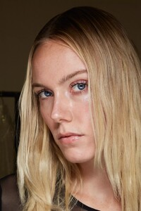 backstage-defile-coperni-printemps-ete-2022-paris-coulisses-37.thumb.jpg.64aa7ce0af33a7206e0e845772641285.jpg