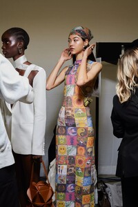 backstage-defile-coperni-printemps-ete-2022-paris-coulisses-51.thumb.jpg.2d95a1555d99d9bed777dbe3cb0afc38.jpg