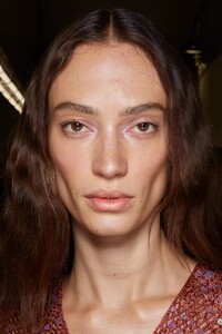 backstage-defile-coperni-printemps-ete-2022-paris-coulisses-6.thumb.jpg.dd4df608e96e50afa2f16c5125889c67.jpg