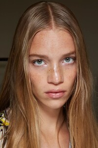 backstage-defile-coperni-printemps-ete-2022-paris-coulisses-71.thumb.jpg.b5154d99b9149107ecb1f4696f7ec8d2.jpg