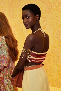 backstage-defile-etro-printemps-ete-2022-milan-coulisses-101.thumb.jpg.1577fc7be486dfdd401a9bd44e535ad2.jpg