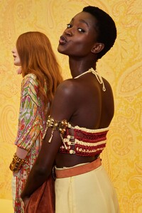 backstage-defile-etro-printemps-ete-2022-milan-coulisses-102.thumb.jpg.ce7d0b7903dbfe86ec476b8d27d55d1c.jpg