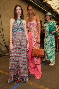 backstage-defile-etro-printemps-ete-2022-milan-coulisses-120.thumb.jpg.efcad469d1f28f40272e89fe872527cb.jpg