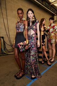 backstage-defile-etro-printemps-ete-2022-milan-coulisses-123.thumb.jpg.0127446789e4b38d6c8572396995c50c.jpg