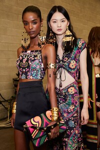 backstage-defile-etro-printemps-ete-2022-milan-coulisses-124.thumb.jpg.8fa212f8613022e8f45c5c94ddf02368.jpg