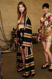 backstage-defile-etro-printemps-ete-2022-milan-coulisses-125.thumb.jpg.b37ac6a7cc86b11497545ecf87098278.jpg