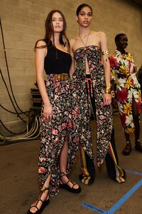 backstage-defile-etro-printemps-ete-2022-milan-coulisses-129.thumb.jpg.9368e4e4dbbf692bb3fee115729d51df.jpg