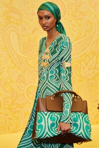 backstage-defile-etro-printemps-ete-2022-milan-coulisses-139.thumb.jpg.95cff450f3b8f763ed991294c9de6534.jpg