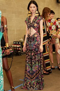 backstage-defile-etro-printemps-ete-2022-milan-coulisses-148.thumb.jpg.cb09cc19ab90af2d8b4a0b1e73b6e21c.jpg