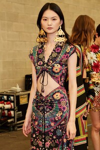 backstage-defile-etro-printemps-ete-2022-milan-coulisses-149.thumb.jpg.9a665f9ad6c4bafb049555838816564f.jpg