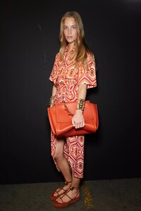 backstage-defile-etro-printemps-ete-2022-milan-coulisses-16.thumb.jpg.968d5f2d852825d515b658337a522215.jpg