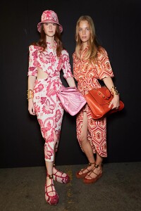 backstage-defile-etro-printemps-ete-2022-milan-coulisses-17.thumb.jpg.e484c0d87fa5c604b7af0ea76a8a4a07.jpg