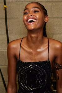 backstage-defile-etro-printemps-ete-2022-milan-coulisses-43.thumb.jpg.bc859af52be2c787f0d5e10a11f1f6df.jpg