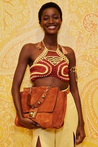 backstage-defile-etro-printemps-ete-2022-milan-coulisses-71.thumb.jpg.c540c7dbd356c06b5da66ecc5296735d.jpg