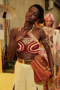 backstage-defile-etro-printemps-ete-2022-milan-coulisses-93.thumb.jpg.3a17143732dad5e7625c977535745cab.jpg