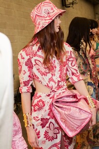 backstage-defile-etro-printemps-ete-2022-milan-coulisses-96.thumb.jpg.46b55f104ebebcf79cac5fb21a9ebeb7.jpg