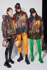 backstage-defile-givenchy-printemps-ete-2022-paris-coulisses-100.thumb.jpg.ee8ed1905a1bfb73336b518c6e1ef3de.jpg