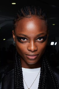 backstage-defile-givenchy-printemps-ete-2022-paris-coulisses-19.thumb.jpg.a69c7f899778182d0a58a5cda3e0bbdc.jpg