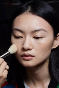 backstage-defile-givenchy-printemps-ete-2022-paris-coulisses-23.thumb.jpg.c1e47023c6a0797f7581fc5d7e269234.jpg