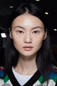 backstage-defile-givenchy-printemps-ete-2022-paris-coulisses-25.thumb.jpg.b4c8f474e7b77c483980089eaceb8521.jpg