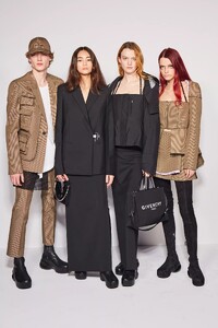 backstage-defile-givenchy-printemps-ete-2022-paris-coulisses-61.thumb.jpg.11f1bb63489e9a3fcafbe6ad1e019488.jpg