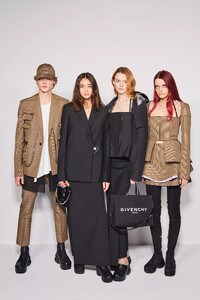 backstage-defile-givenchy-printemps-ete-2022-paris-coulisses-62.thumb.jpg.a12b6165cc9a48ae32a613ba71460da9.jpg