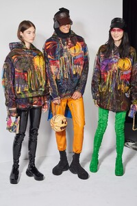backstage-defile-givenchy-printemps-ete-2022-paris-coulisses-99.thumb.jpg.1b609a3de6c0eaca691cfadb6064b699.jpg