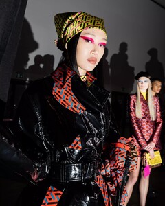 backstage-defile-versace-automne-hiver-2021-2022-milan-coulisses-15.thumb.jpg.08657f8672c2b09e61c59e06409f3cc7.jpg