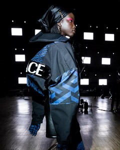 backstage-defile-versace-automne-hiver-2021-2022-milan-coulisses-16.thumb.jpg.220ae9b20c0de7454ed7c4557107679a.jpg