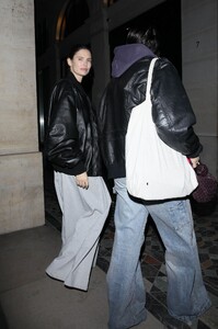 bianca-balti-arrives-at-her-hotel-at-paris-fashion-week-03-03-2023-4.jpg