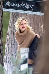cameron-diaz-on-the-set-of-back-in-action-in-the-english-countryside-03-23-2023-1.jpg