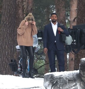 cameron-diaz-on-the-set-of-back-in-action-in-the-english-countryside-03-23-2023-2.jpg