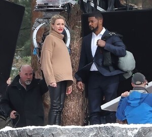 cameron-diaz-on-the-set-of-back-in-action-in-the-english-countryside-03-23-2023-3.jpg