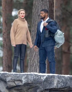 cameron-diaz-on-the-set-of-back-in-action-in-the-english-countryside-03-23-2023-4.jpg
